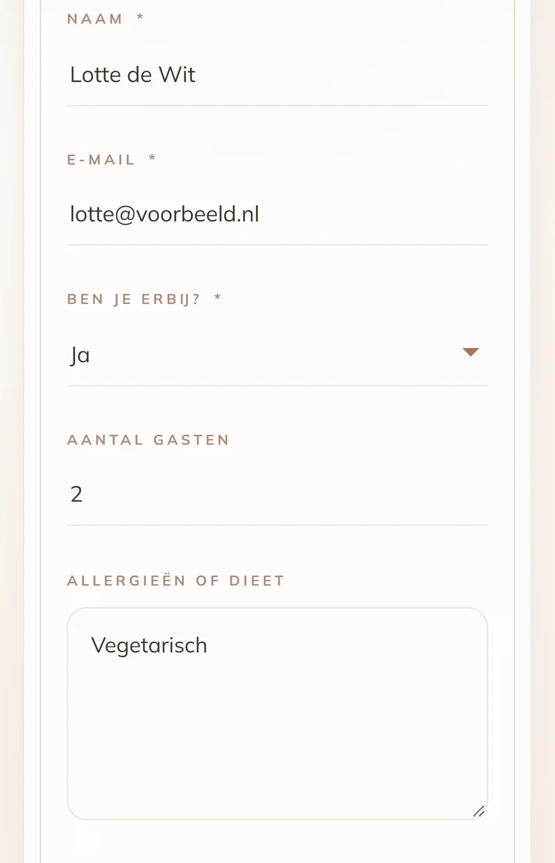 Het aanmeldformulier op de telefoon, ingevuld: komt, 2 gasten, vegetarisch