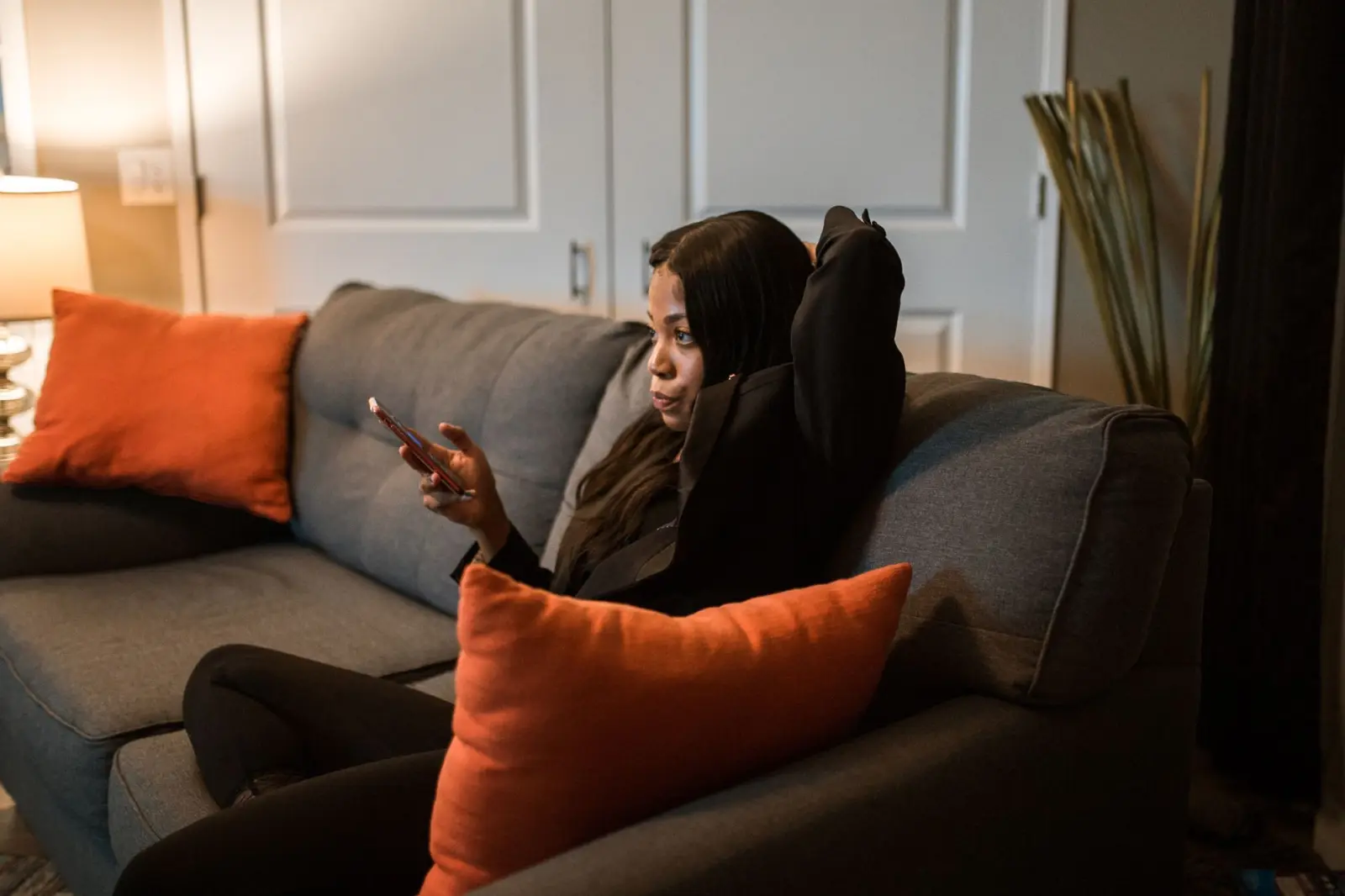 Vrouw op de bank met haar telefoon