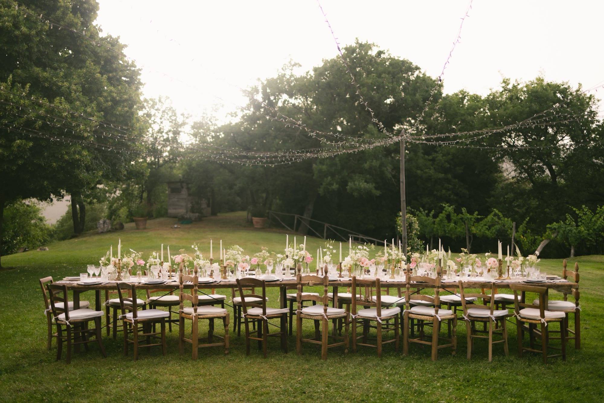 Lange tafel in de tuin